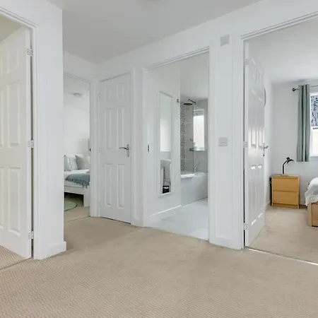Spacious 5-bed Parking & Garden بيت للعطل إدنبرة