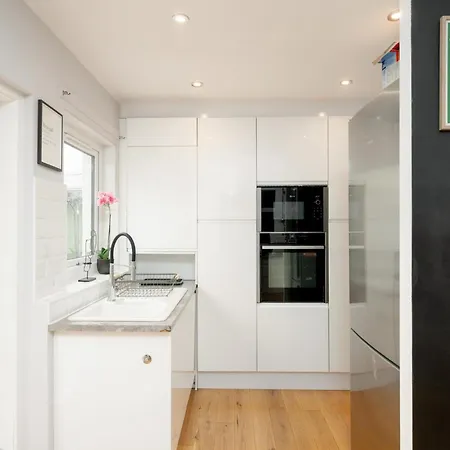 Modern Family House Sleeps 5 Free Parking - Pass The Keys Edinburgh