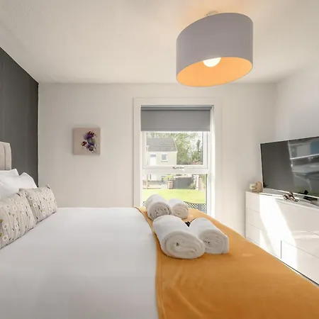 Almond 2 Bedroom House - Edinburgh