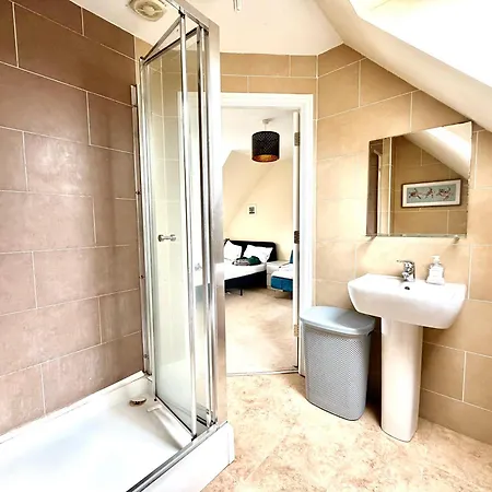 Feriehus Luxury Townhouse Near Airport - Wifi Broadband - 4-bed 3-bath - Sleeps 7