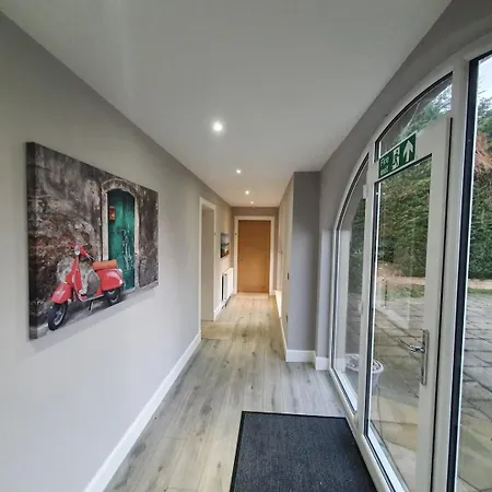 Great 1 Bed Surrounded By 3*