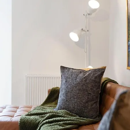 Pensión Guestready - Elegant 2bed Haven With Private Patio 3*