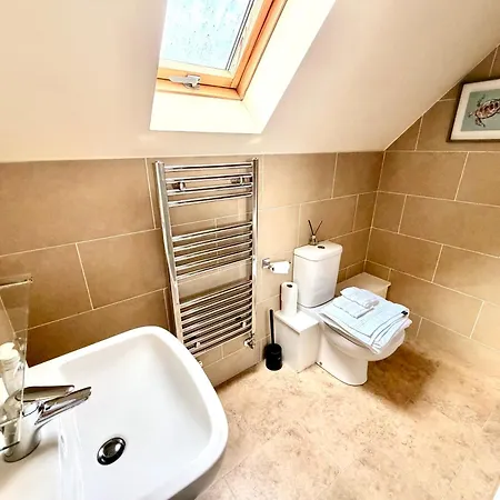 Luxury Townhouse Near Airport - Wifi Broadband - 4-bed 3-bath - Sleeps 7 * Edinburgh