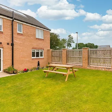Spacious 5-bed Parking & Garden