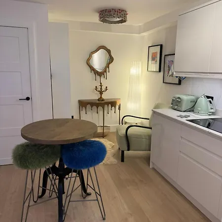 The Warren, Cosy Idyllic Charming Features *