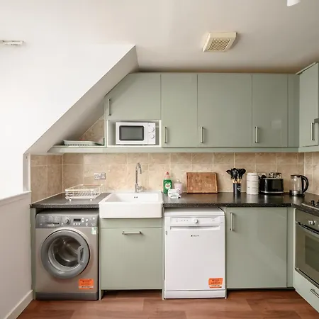 Pentland Hills Views - Cosy In Shared - ゲストハウス 4*