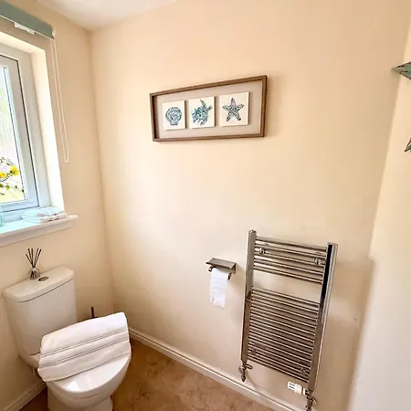 Vakantiehuis Luxury Townhouse Near Airport - Wifi Broadband - 4-bed 3-bath - Sleeps 7 *