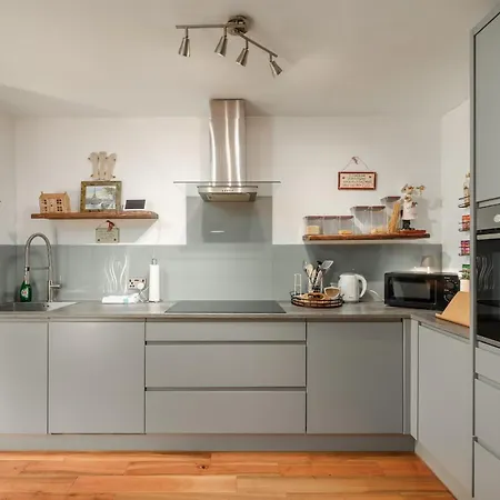 Almond 2 Bedroom House - * Edinburgh