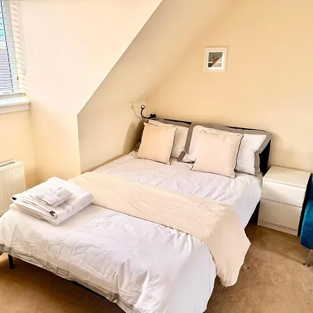 Luxury Townhouse Near Airport - Wifi Broadband - 4-bed 3-bath - Sleeps 7 Feriehus *