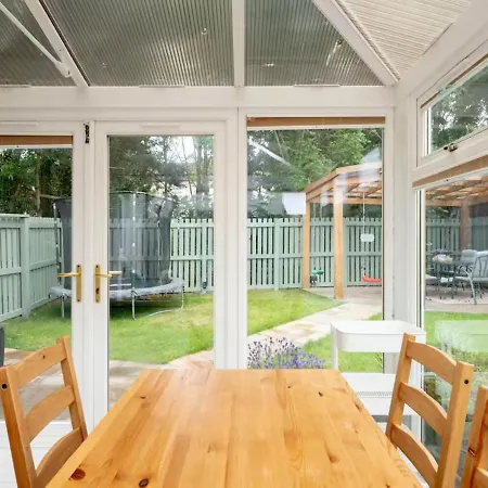 Modern Family House Sleeps 5 Free Parking - Pass The Keys Edinburgh