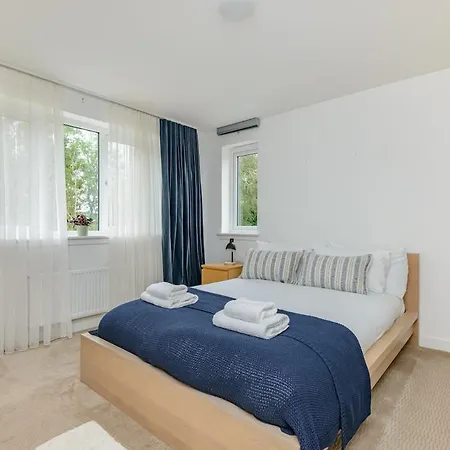 Spacious 5-bed Parking & Garden بيت للعطل