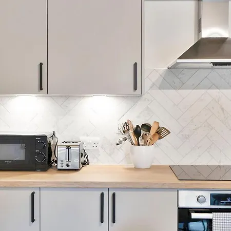 Guestready - Elegant 2bed Haven With Private Patio 3*
