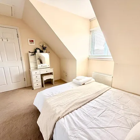 Luxury Townhouse Near Airport - Wifi Broadband - 4-bed 3-bath - Sleeps 7 Feriehus