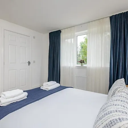 Spacious 5-bed Parking & Garden
