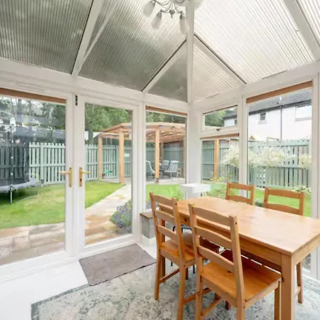 Modern Family House Sleeps 5 Free Parking - Pass The Keys 펜션 에든버러