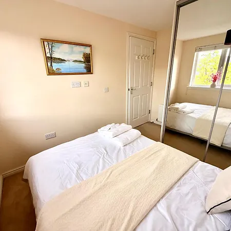 Luxury Townhouse Near Airport - Wifi Broadband - 4-bed 3-bath - Sleeps 7 Vakantiehuis Edinburgh