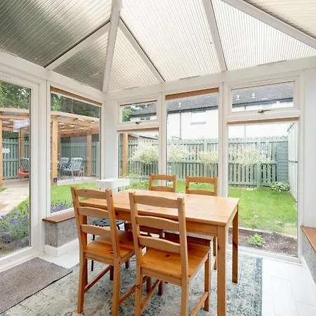 Modern Family House Sleeps 5 Free Parking - Pass The Keys *