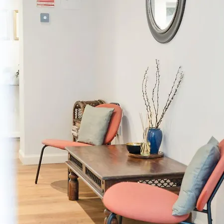 Gasthof Guestready - Elegant 2bed Haven With Private Patio 3*
