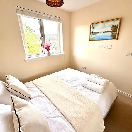 Vakantiehuis Luxury Townhouse Near Airport - Wifi Broadband - 4-bed 3-bath - Sleeps 7 *