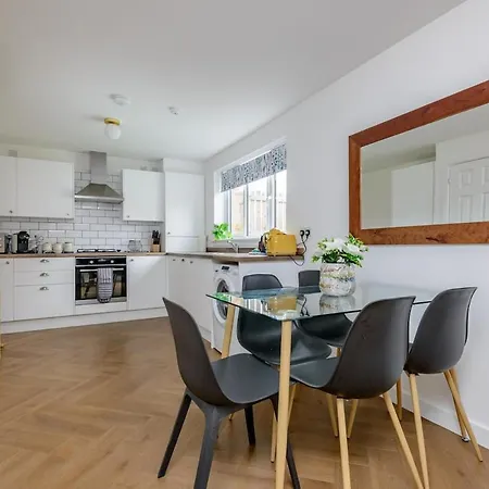 Spacious 5-bed Parking & Garden بيت للعطل