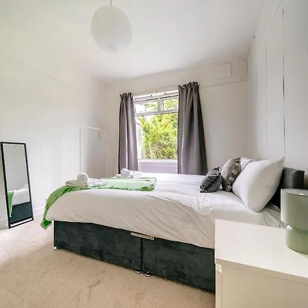 Durhams House Sleeps 7 5 Beds, Free Parking *