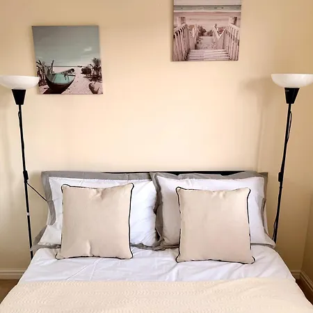 Luxury Townhouse Near Airport - Wifi Broadband - 4-bed 3-bath - Sleeps 7 Vakantiehuis Edinburgh