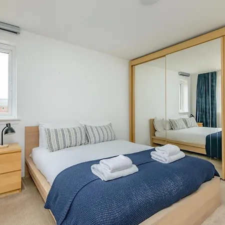 Spacious 5-bed Parking & Garden بيت للعطل