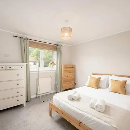 Modern Family House Sleeps 5 Free Parking - Pass The Keys *