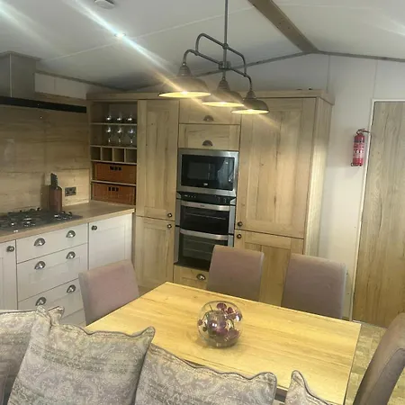 5 Roxburgh Court
