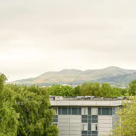 Pentland Hills Views - Cosy In Shared - ゲストハウス