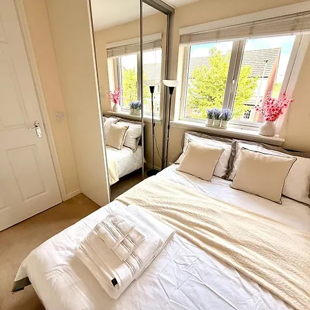 Luxury Townhouse Near Airport - Wifi Broadband - 4-bed 3-bath - Sleeps 7 Vakantiehuis
