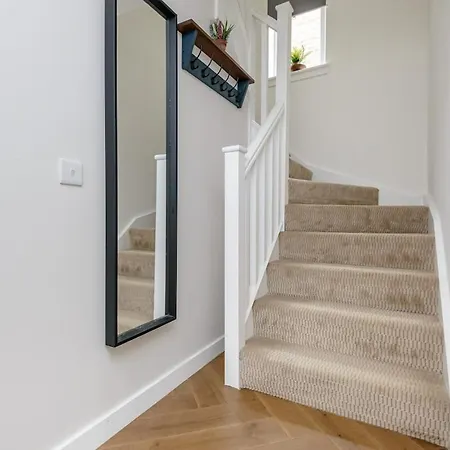 Spacious 5-bed Parking & Garden * إدنبرة