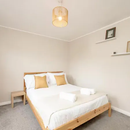 Modern Family House Sleeps 5 Free Parking - Pass The Keys Edinburgh
