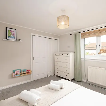 Modern Family House Sleeps 5 Free Parking - Pass The Keys *