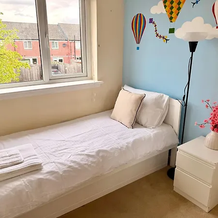 Vakantiehuis Luxury Townhouse Near Airport - Wifi Broadband - 4-bed 3-bath - Sleeps 7 Edinburgh