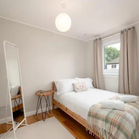 Modern Family House Sleeps 5 Free Parking - Pass The Keys * Edinburgh