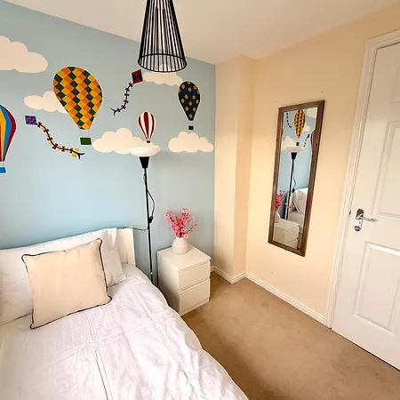 Vakantiehuis Luxury Townhouse Near Airport - Wifi Broadband - 4-bed 3-bath - Sleeps 7 *