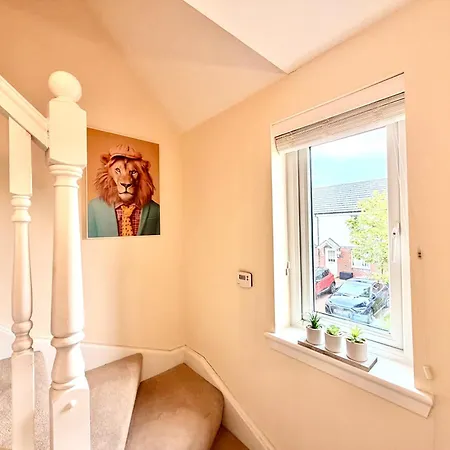 Luxury Townhouse Near Airport - Wifi Broadband - 4-bed 3-bath - Sleeps 7 Edinburgh