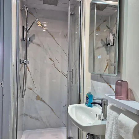 Lavender Guest House, Near Royal Infirmary, 3*