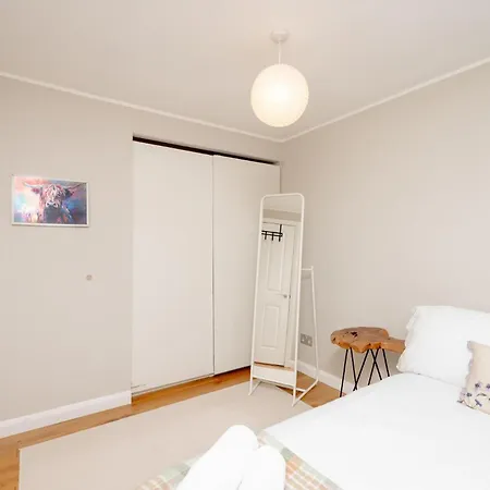 Modern Family House Sleeps 5 Free Parking - Pass The Keys Edinburgh