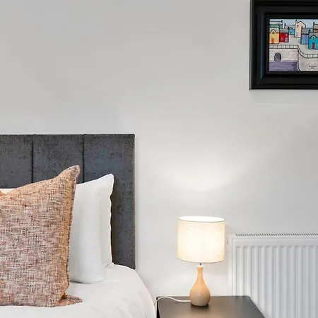 Pensión Guestready - Elegant 2bed Haven With Private Patio