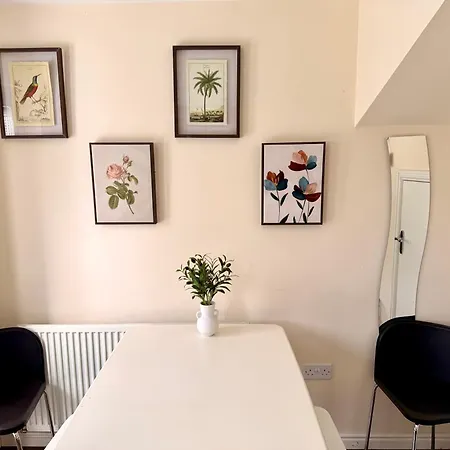 Vakantiehuis Luxury Townhouse Near Airport - Wifi Broadband - 4-bed 3-bath - Sleeps 7 Edinburgh