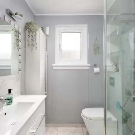 Modern Family House Sleeps 5 Free Parking - Pass The Keys 펜션