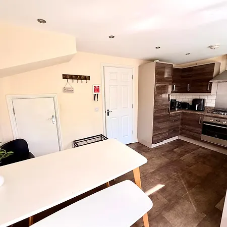Luxury Townhouse Near Airport - Wifi Broadband - 4-bed 3-bath - Sleeps 7 Feriehus Edinburgh