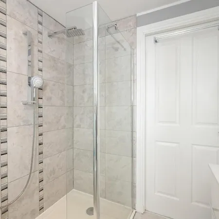 Modern Family House Sleeps 5 Free Parking - Pass The Keys