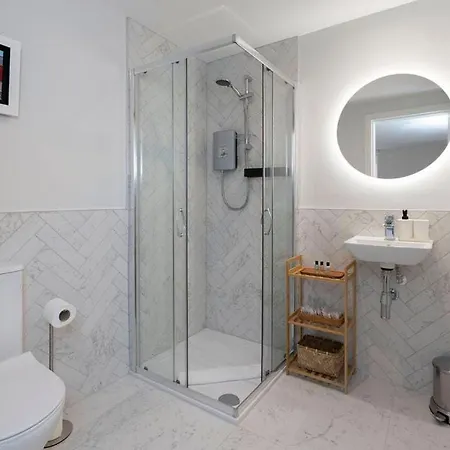 Guestready - Elegant 2bed Haven With Private Patio
