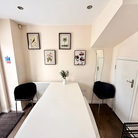 Luxury Townhouse Near Airport - Wifi Broadband - 4-bed 3-bath - Sleeps 7