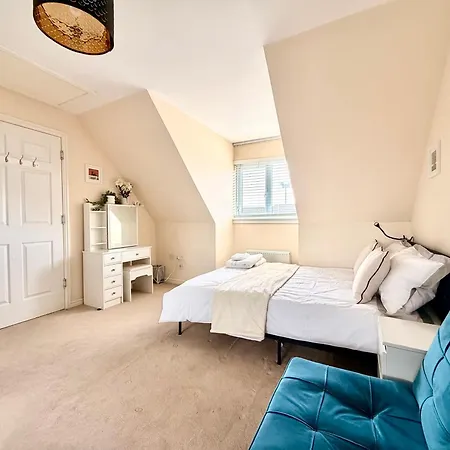 Luxury Townhouse Near Airport - Wifi Broadband - 4-bed 3-bath - Sleeps 7 *