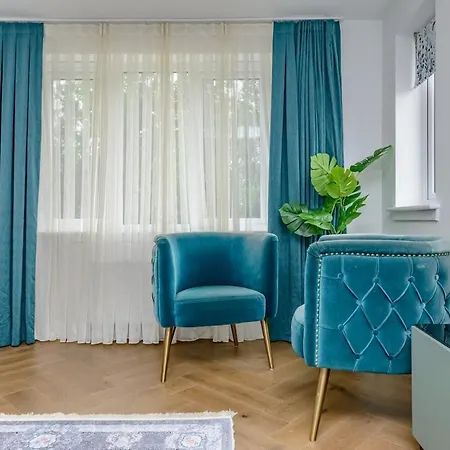 Spacious 5-bed Parking & Garden بيت للعطل *