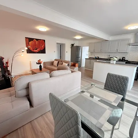 South Edin Family Haven 2 & Courtyard *